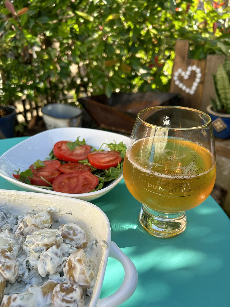 susiebear78's tweet photo. Making Monday so much better…our own tasty tomatoes & and an even tastier beer #LaBlanche #montblanc #summer https://t.co/E4TdBbDNh6