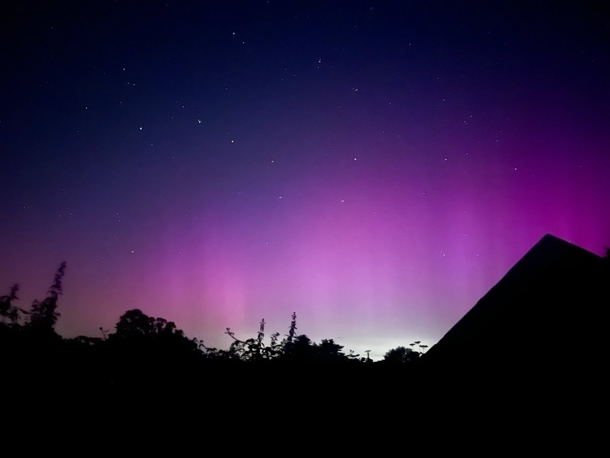fundraiserhels's tweet photo. A fabulous display of the #NorthernLights #aurora in the early hours of this morning just outside #LongStratton #Norfolk #SouthNorfolk. #thephotohour #photography #NaturePhotograhpy #Auroraborealis #landscapephotography #norfolkphotography #photographer #StormHour 💙 https://t.co/4JU1wZIql6