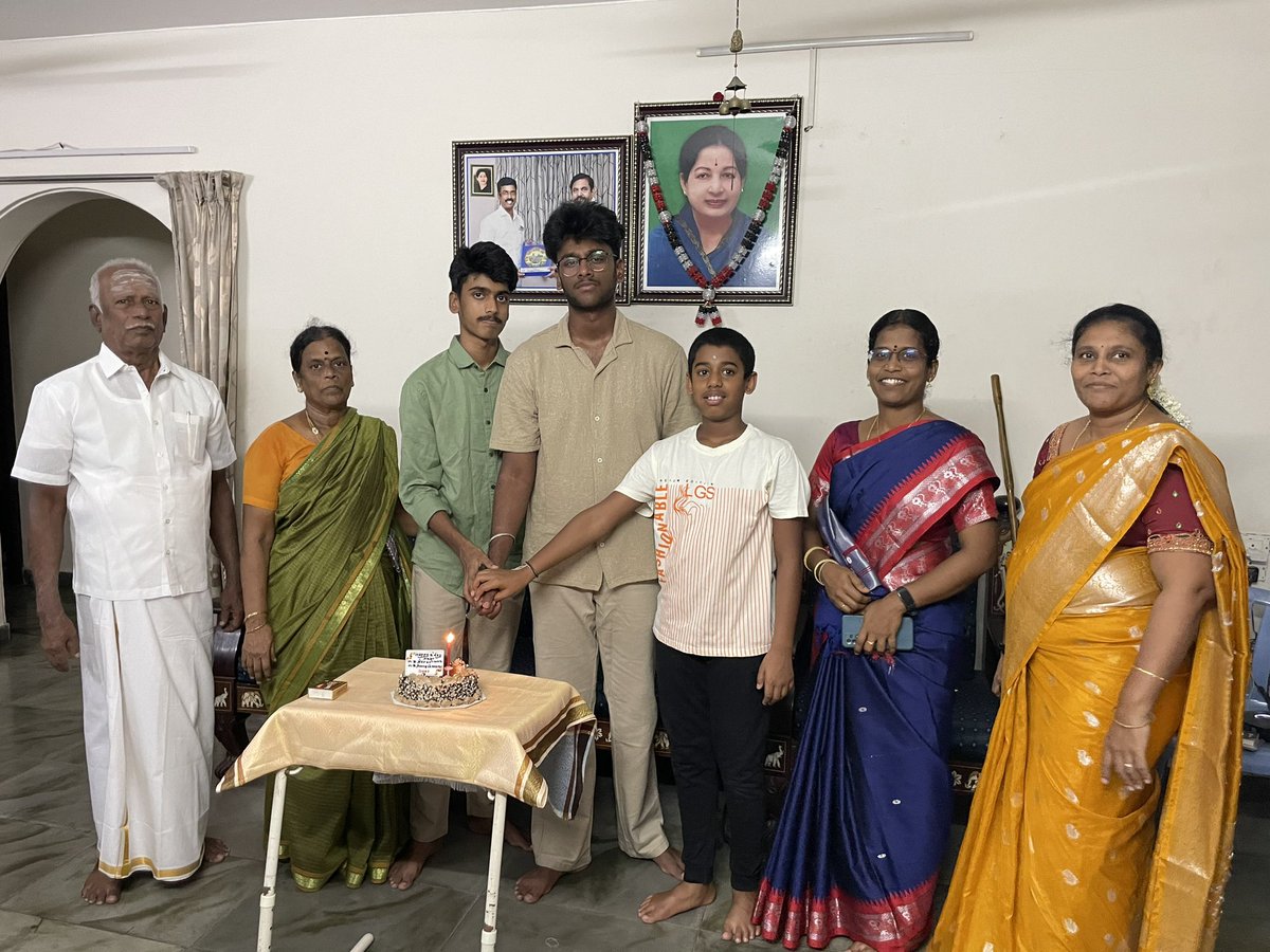 Babumurugavel's tweet photo. எங்களது மகன் மாஸ்டர் ம. பா. நரேஷ்மன் அவர்களின் அகவை திருநாள் மனம் நிறைந்த மகிழ்ச்சியோடு வாழ்த்துங்கள் வளரட்டும் https://t.co/Y3q6CHybVn