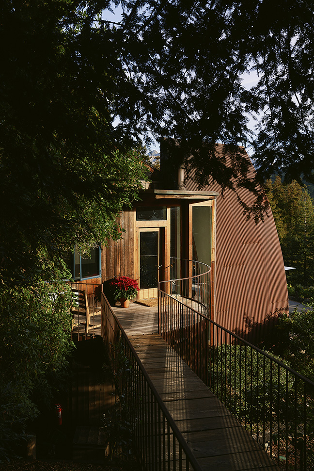 The reception building is not just a check-in point; it's the beginning of an unforgettable experience at Post Ranch Inn, where every detail is crafted to ensure your utmost comfort and enjoyment.

photography <a href="/benjaminheath/">Ben Heath</a> 

#postranchinn #sustainablehotel #michelinkey