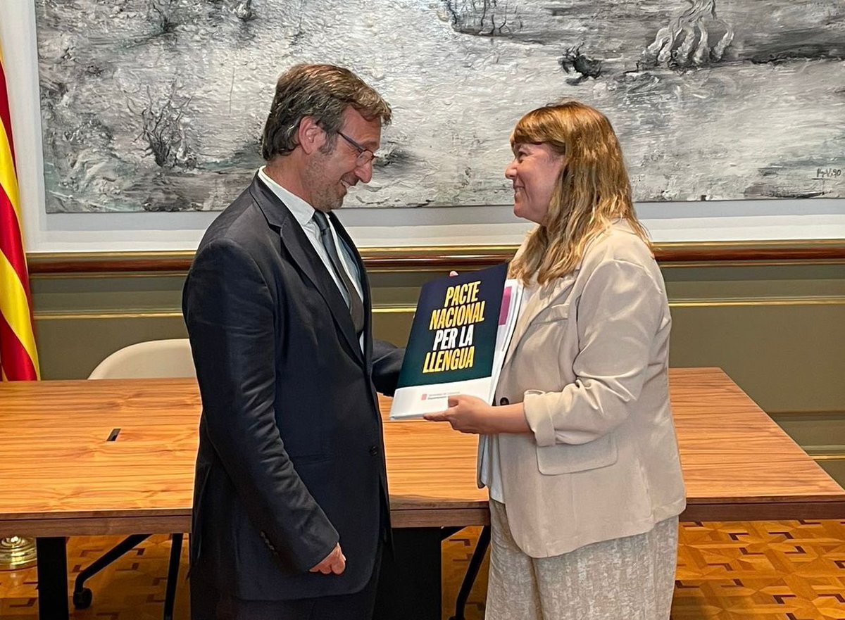 💼 El conseller del nou Departament de Política Lingüística, Francesc Xavier Vila (<a href="/VilaFx/">F. Xavier Vila</a>), ha rebut la cartera que li ha lliurat la consellera sortint de Cultura, <a href="/natalia_garriga/">Natàlia Garriga</a>.