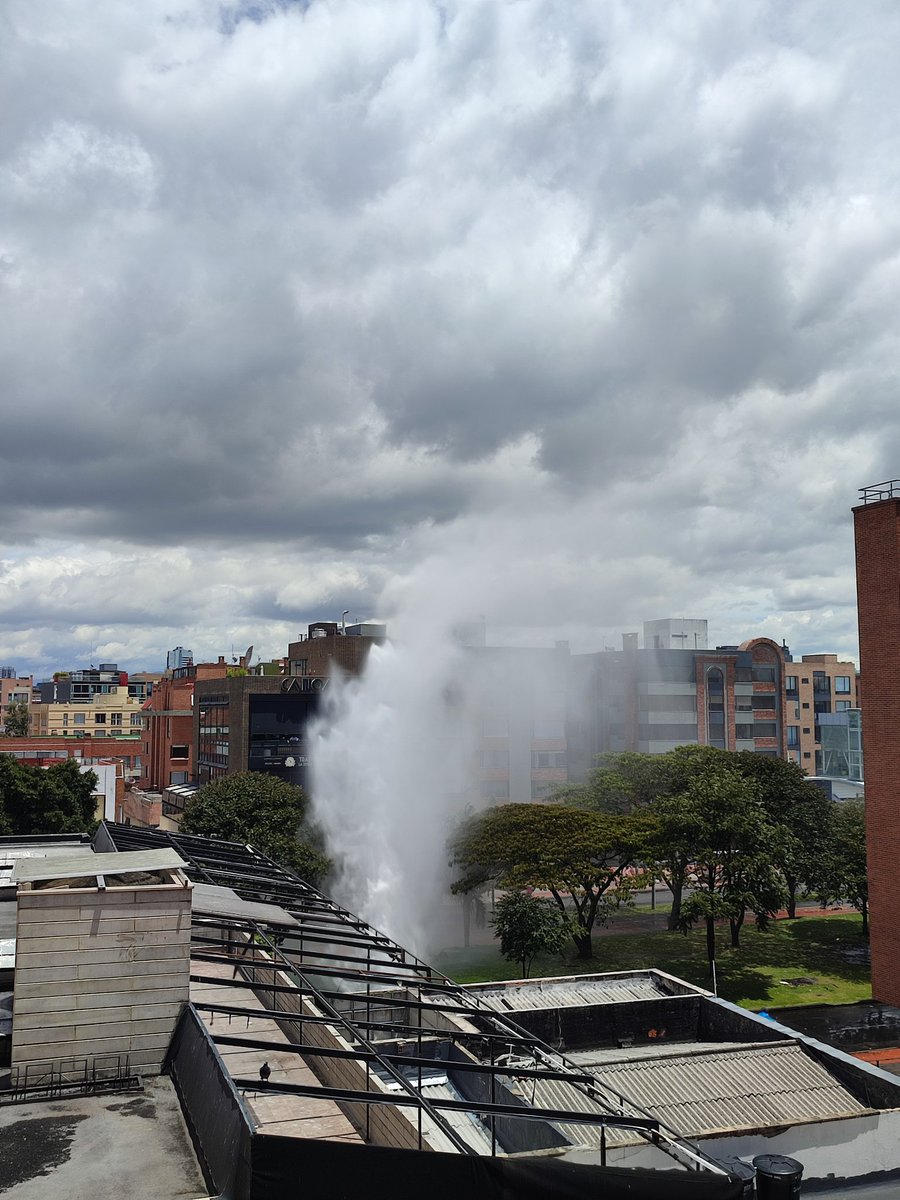 Paulsalvar's tweet photo. URGENTE, en la calle 116 con 16. @AcueductoBogota va más de 20 minutos y nadie contesta en la linea de atención, ni llega. https://t.co/GpAOFc1OQw