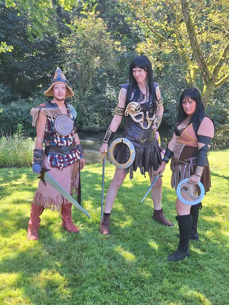 JoeSiw91's tweet photo. Went to @ElftopiaFest yesterday and I bumped into 2 Xenas. Unsure if one of them was Meg, Leah or Diana. 🤔

#Joxer #JoxertheMighty #XWP #Xenawarriorprincess https://t.co/KLxVkmCZ0b