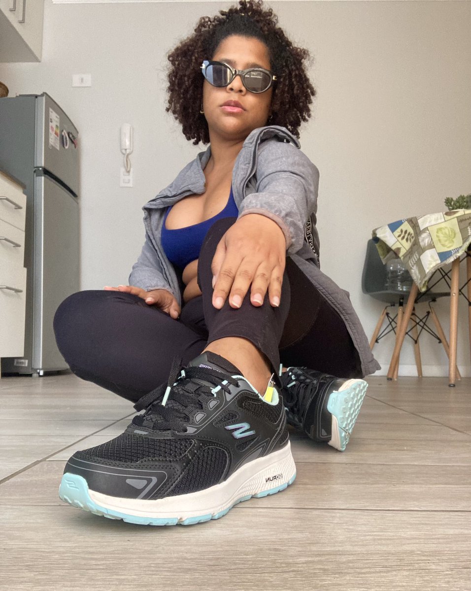 Marvic_1107's tweet photo. Emocionada con este logro de este mes:
Zapatillas nuevas 👟
¿Qué otra opción tenía que celebrarlo con fotitos lindas? 😌📸

https://t.co/9v9x5g8MMb https://t.co/W34euNg3UX