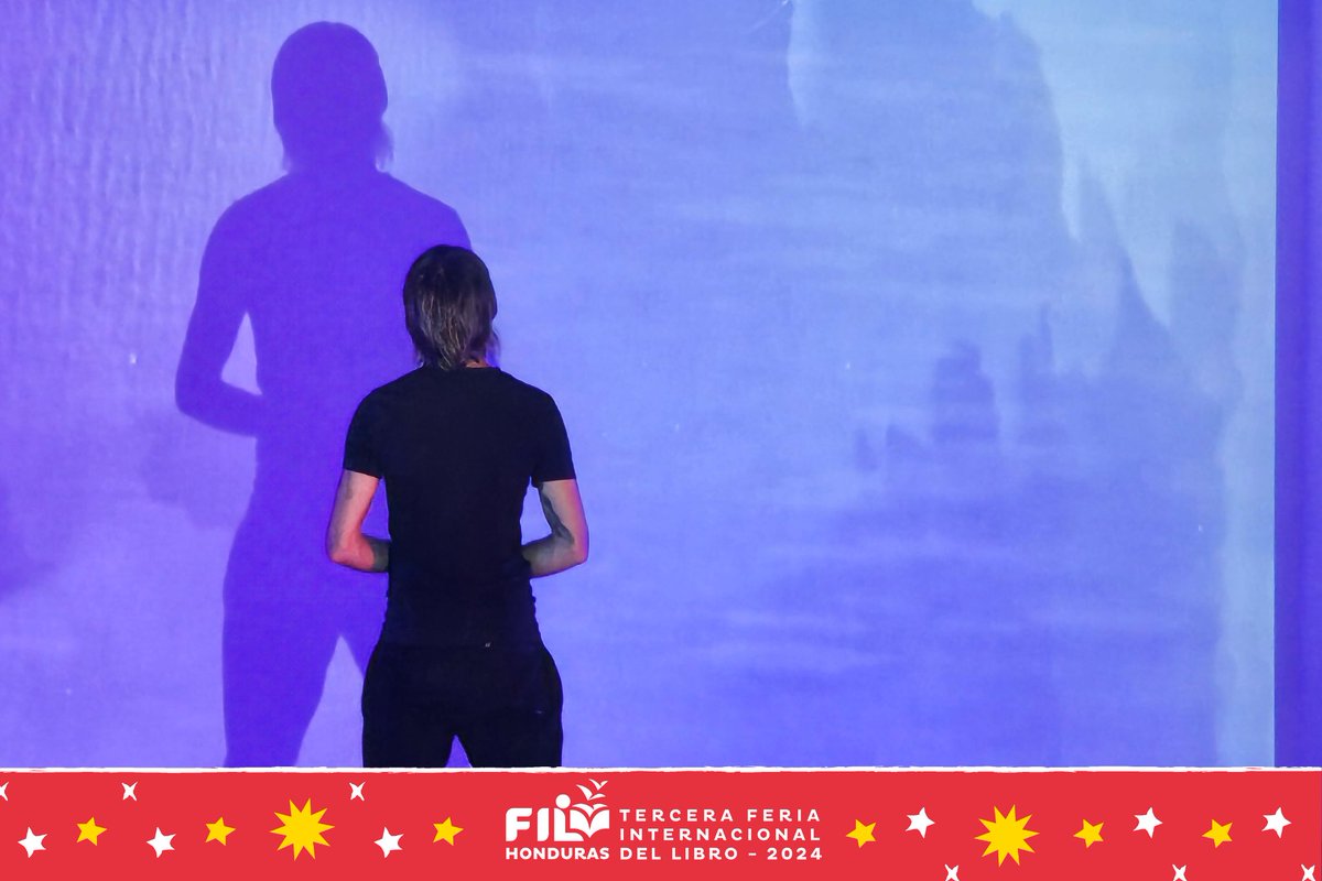 SECAPPH's tweet photo. #FILHonduras2024 📚✨Vivimos una experiencia única con el espectáculo "A lluz, Orion e a nova lluz" del español invitado, Miguel Rodrigo Monteavaro. 📚✨ 

#SECAPPH #FILHN2024 #DGLD #España #Honduras #UPNFM https://t.co/wL4iaIsAKI