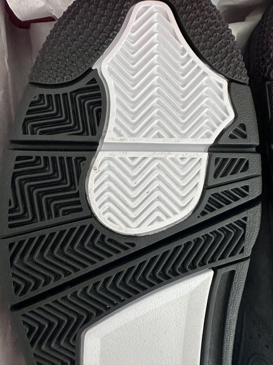 hoooo_bah's tweet photo. @Nike how does the brand new pair of shoes I got delivered have dirty soles? https://t.co/2lypfT9BzA