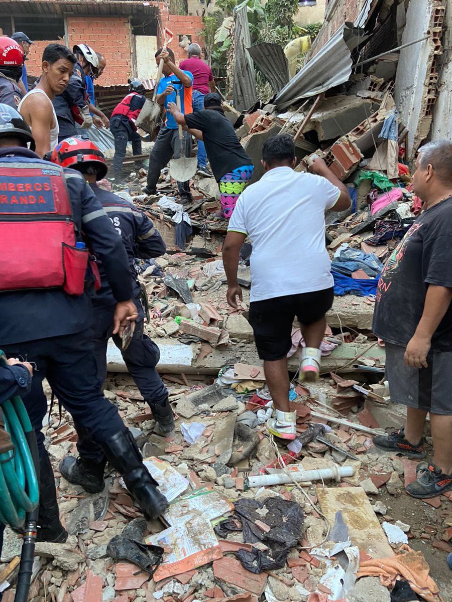ElParaisoNow's tweet photo. #TragediaEnPetare|| Nos unimos al duelo de las familias del Barrio Unión #Caracas saldo 7 fallecidos (incluidos 2 recién nacidos) y 22 heridos por explosión de bombona de gas  #ElBambu
#⃣El Paraíso Jorge Rodríguez  #Lluvias #Petare #UltimaHora  #12Ago https://t.co/dftiMz69oG