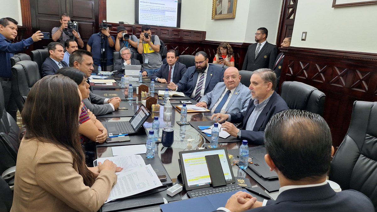 Presidentes de Comisiones de Postulación para elección de Magistrados de <a href="/OJGuatemala/">Organismo Judicial</a> se reúnen con miembros de Junta Directiva de <a href="/CongresoGuate/">Congreso Guatemala</a> para analizar propuesta de Presidente <a href="/Nery_RamosR/">Nery Ramos</a> de utilizar Palacio Legislativo como sede para reuniones.

📸 <a href="/KrenJuarezF/">Periodista Karen Juarez</a>
