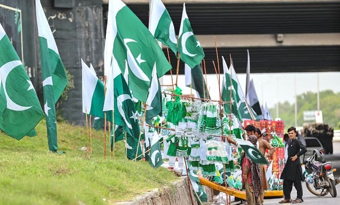 Warsentinel1's tweet photo. With Independence Day coming up, the markets are buzzing with activity. Children’s accessories like fake jewelry, bangles, hair clips, earrings, ponytails, caps, and bracelets all show off the national flag colors.
#14August #OurPakistan #IndependenceDay https://t.co/byXDY2hLwT