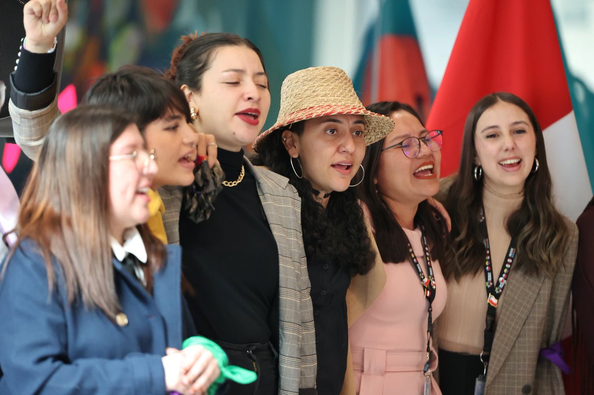 Marce_Sandoval_'s tweet photo. Qué bonito ha sido compartir con mujeres talentosas, que inspiran a las nuevas generaciones, durante la exposición Voces del Pacífico: Mujeres que Transforman, en el @CCPLM, donde estuvimos con la ministra @javieratoroc. Agradecida por el reconocimiento⬇️ https://t.co/vo202HnhZg https://t.co/NQ896ltFBG