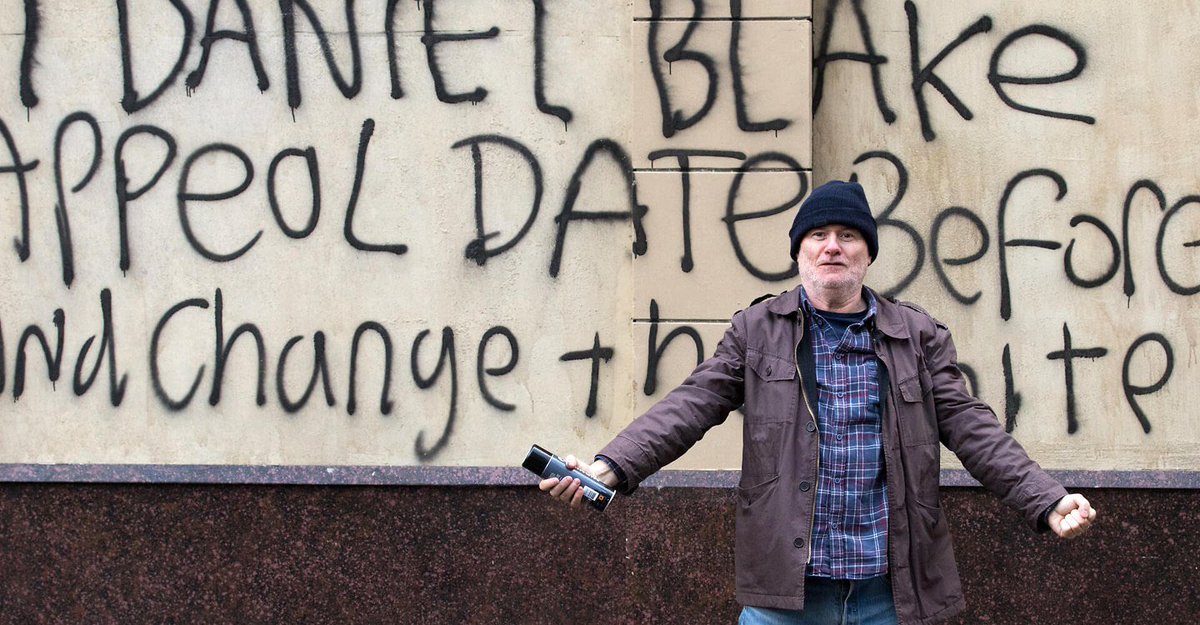 kajutex's tweet photo. #Nadrabianki 🎞️: „Ja,
Daniel Blake” reż. Ken Loach. Niby Newcastle, ale jakby ZUS w Bytomiu, a bohater w typie człowieka poczciwego. I wszystko to jest więcej niż OK, tylko czemu forma tak nudna i montaż jak z TV? Złota Palma 2016 - LOL. 
Oceniam filmy: @Filmweb 
📺: mojeekino https://t.co/ep8RPs6S4w