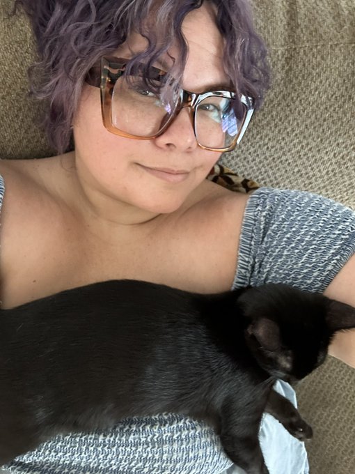 I&rsquo;m trying to do some business work but I have zero personal space 🤦🏻&zwj;♀️😅 https://t.co/NL7h5ZoxTc