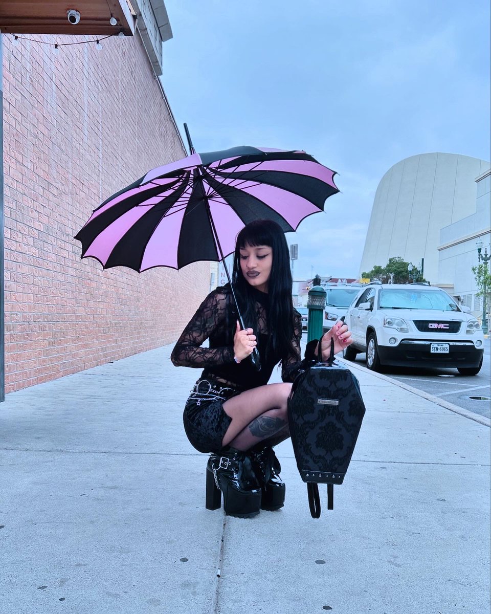 VampireFreaks's tweet image. The fabulous sweet.madame.blue with our Batwing Pagoda Umbrella [BLACK/PASTEL PINK STRIPED]

#Goth #AltFashion #NuGoth #VampireFreaks #GothFashion