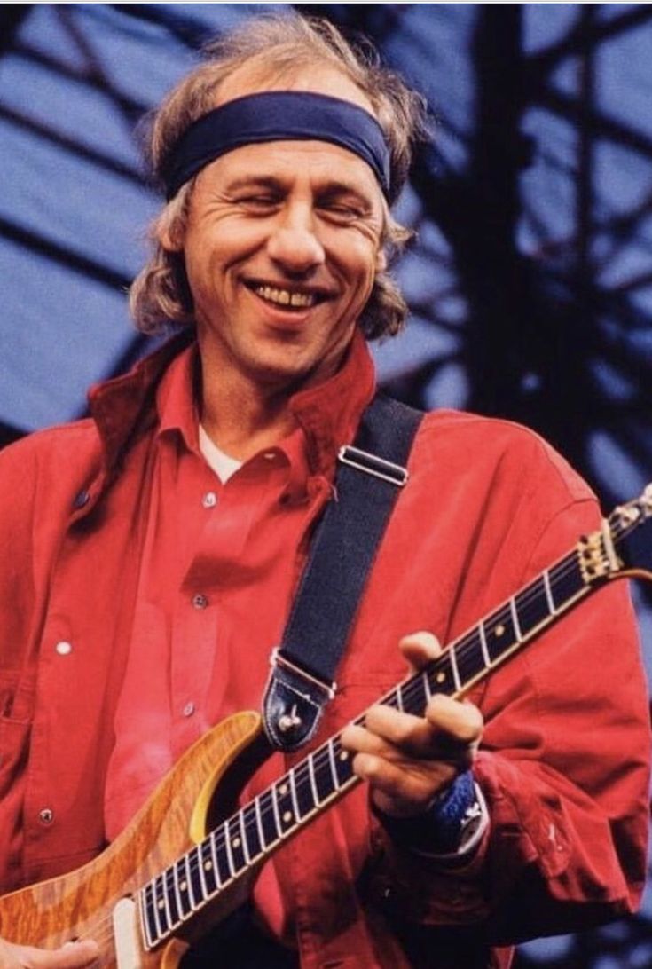 rocknrollofall's tweet photo. 🧵A thread that includes the epic songs Mark Knopfler created. 

On this day, in 1949, a child was born, in Glasgow, Scotland. His name is called Mark and surname is Knopfler. A name that you can easily remember.

Mark was a different child back then. He always loved music. For more than 45 years, he has been leaving marks all over the world. However, his marks were all about notes. The ones you know like E, D, A, or G minor. Whatever you choose. 

His note choices were different than the others. Somehow all the notes he chose sounded completely different. Let me give you an example.

Back in 1978, a debut album was released, called Dire Straits. That debut album's songs were also debut songs. A song can be a hit even if it is a debut one. However, Mark's one of the debut songs, named Sultans of Swing, became an eternal hit. 

In 1978, it sounded like nothing else has ever been played in the world. Today, years passed, no songs still sound like Sultans of Swing. It was and is just different. 

Mark and his friends called themselves Dire Straits. There was a reason for this. They were simply in desperate situation financially and they chose this name to be called. Dire. Straits.

That band and Mark's notes were different. Songs like Money for Nothing, Brothers In Arms, Romeo and Juliet, So Far Away, Telegraph Road, and Sultans of Swing came out of Mark's finger tips.

You know what? Notes were not all the diamonds in Mark's life.
When he first got that guitar in his hand, he could not afford an amplifier to play. So he decided to play an electric-guitar with his hands. He played it like a classical one. 

There Mark left another mark for us. His notes and playing style was the thing that makes him different than the others. 
In 2024, many people including myself, still admire his playing style and note choices. 

You do, don't you?

Let's celebrate the legend's 75th birthday all together.
Happy birthday Mark Knopfler🎉
Thanks for every single note that you played for us with your finger tips. 

#MarkKnopfler #DireStraits