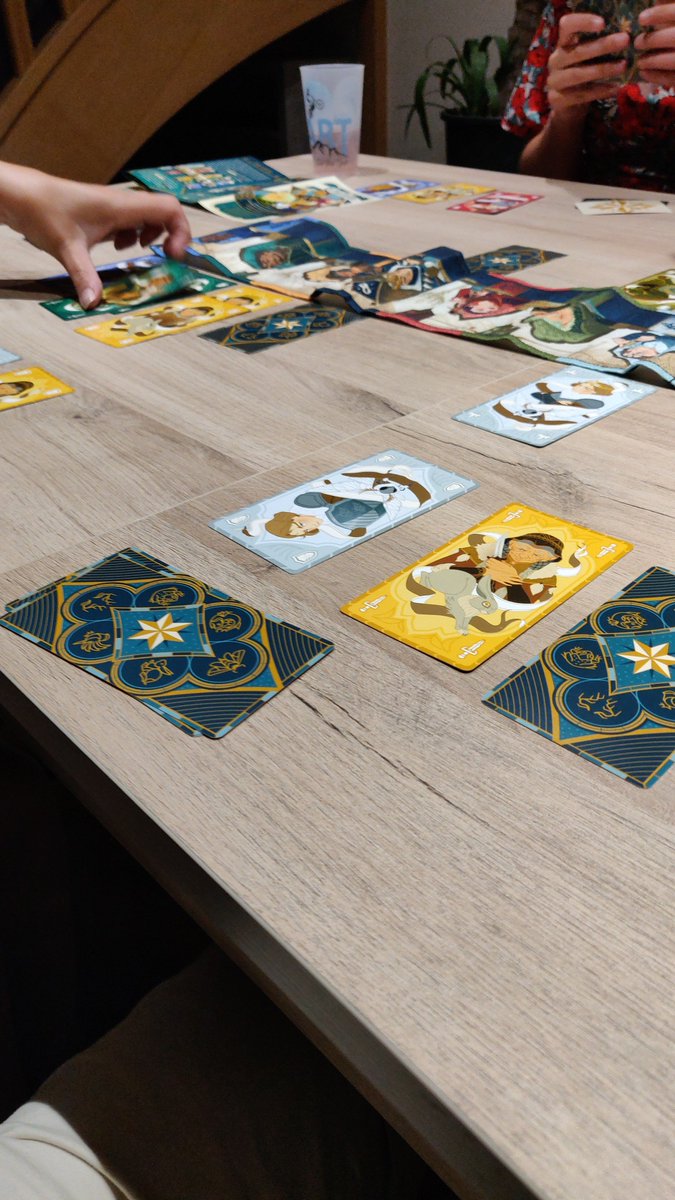 Petite découverte ( en retard ?) 

Courtisans chez <a href="/CatchUpGames/">Catch Up</a> 
Un jeu qualitatif sur fond de stratégie light et de trahison secrète. Des très jolies cartes et de très bons moments.

Une très belle surprise