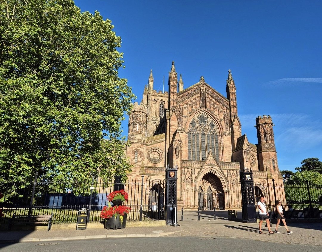 sharonamery's tweet photo. A beautiful splash of colour on tonight's pedal home! 😊
#hereford #herefordshire #herefordcathedral #cathedral #architecture #ornate #trees #flowers #summer #summervibes #bluesky #sunshine #eveningvibes #eveningcycle #commute https://t.co/P6Jw6RXRKH