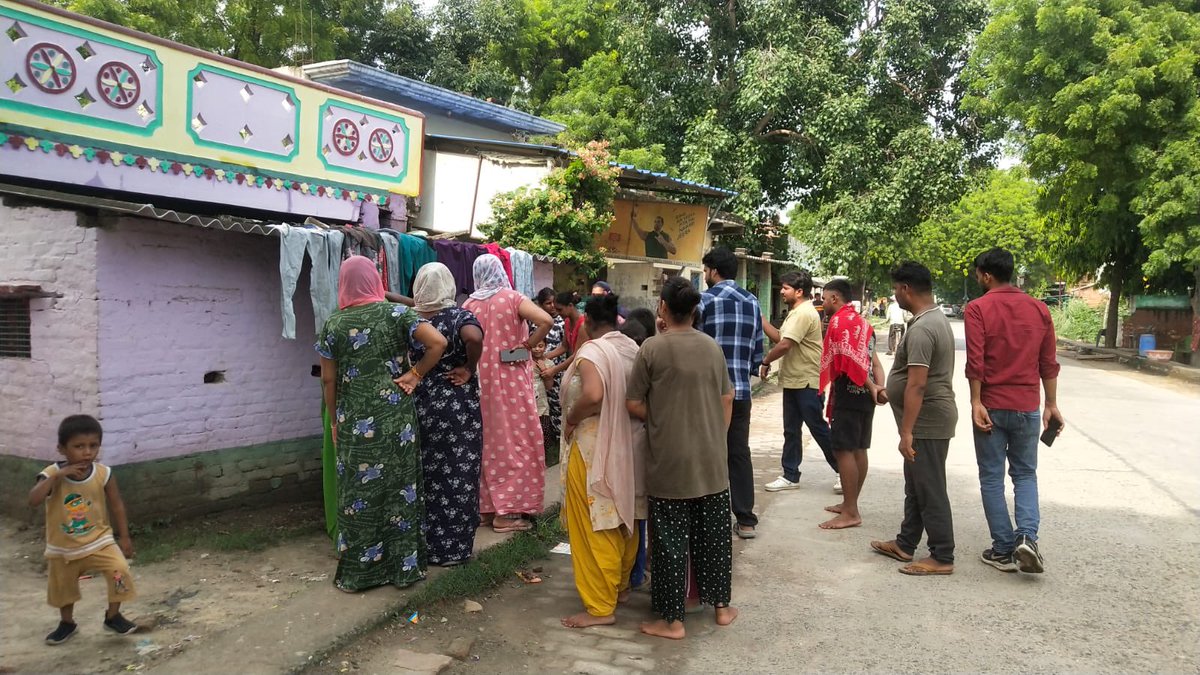 divyanshu_hope's tweet image. Many women in Karwal village in Varanasi have lost their husbands to illegal homemade alcohol.
Our #GreenArmy is spreading awareness and issuing warnings to free the village from addiction and domestic violence. Next, we'll focus on livelihood initiatives.  #EndAddiction @svembu