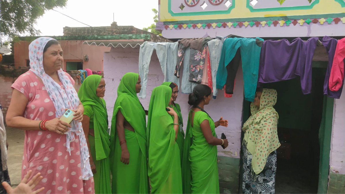 divyanshu_hope's tweet image. Many women in Karwal village in Varanasi have lost their husbands to illegal homemade alcohol.
Our #GreenArmy is spreading awareness and issuing warnings to free the village from addiction and domestic violence. Next, we'll focus on livelihood initiatives.  #EndAddiction @svembu