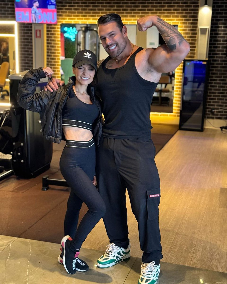 3MsPatroas's tweet image. O @rafawsa iniciou um novo protocolo para ganho de massa muscular, vem aí uma nova @MaiaraMeM .... Aguardem 🥰.
.
.
.
#Treino #Maiara #MassaMuscular #Foco #Determinação #Disciplina #Constância #Força #NovaMaiara #ExercíciosDiários #Musculação #Aguardem