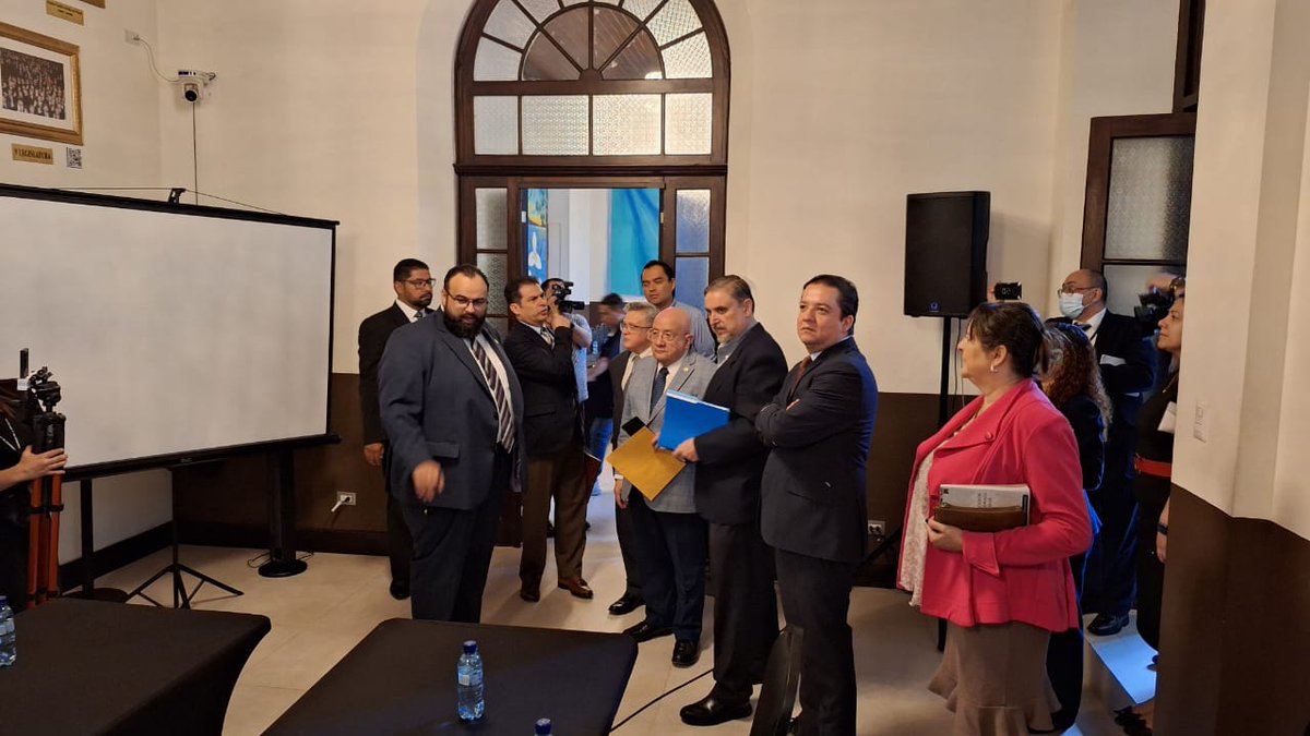 Presidentes de Comisiones de Postulación para elección de Magistrados de <a href="/OJGuatemala/">Organismo Judicial</a> realizan recorrido por salones de <a href="/CongresoGuate/">Congreso Guatemala</a> para analizar espacios que ofrece Junta Directiva para desarrollar sesiones de postuladoras.

📸 <a href="/KrenJuarezF/">Periodista Karen Juarez</a>