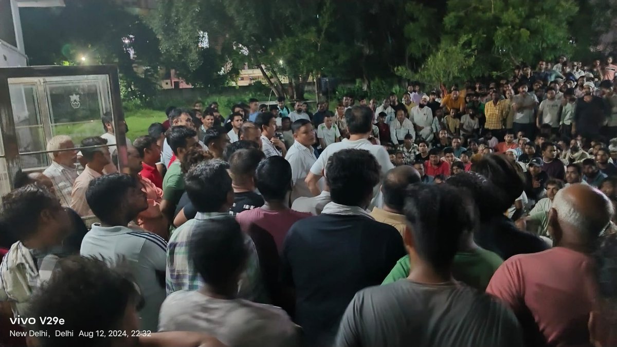 devendrayadvinc's tweet photo. भलस्वा डैरी मेरा परिवार है, मैं परेशान और हैरान हूं कि कैसे चौथी पीढ़ी के आशियानों को तोड़ा जाएगा। मैं ऐसा बिल्कुल नहीं होने दूंगा। देर रात भलस्वा डैरी में जाकर सभी साथीयों से बात की, मैं प्रशासन के साथ लगातार बात कर रहा हूँ ताकि इस कार्यवाही को रोका जा सके। अन्यथा हम बड़ा आंदोलन करेंगे।