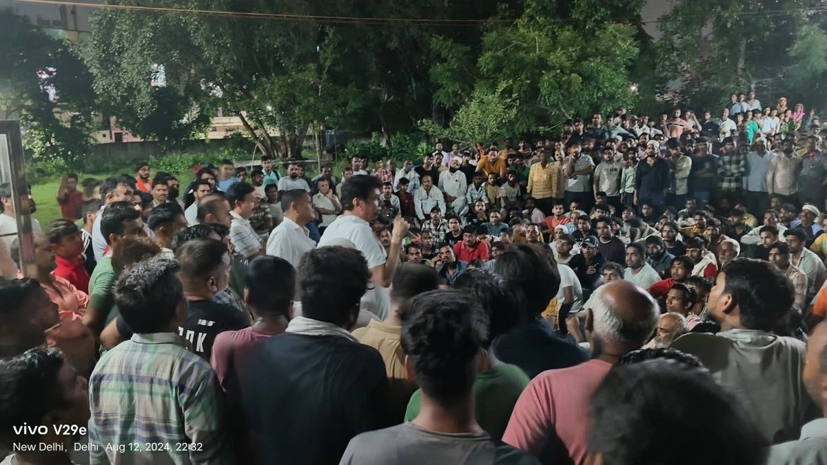 devendrayadvinc's tweet photo. भलस्वा डैरी मेरा परिवार है, मैं परेशान और हैरान हूं कि कैसे चौथी पीढ़ी के आशियानों को तोड़ा जाएगा। मैं ऐसा बिल्कुल नहीं होने दूंगा। देर रात भलस्वा डैरी में जाकर सभी साथीयों से बात की, मैं प्रशासन के साथ लगातार बात कर रहा हूँ ताकि इस कार्यवाही को रोका जा सके। अन्यथा हम बड़ा आंदोलन करेंगे।