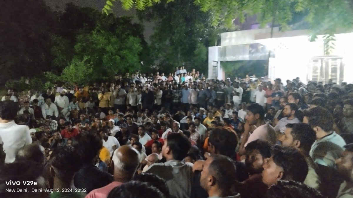 devendrayadvinc's tweet photo. भलस्वा डैरी मेरा परिवार है, मैं परेशान और हैरान हूं कि कैसे चौथी पीढ़ी के आशियानों को तोड़ा जाएगा। मैं ऐसा बिल्कुल नहीं होने दूंगा। देर रात भलस्वा डैरी में जाकर सभी साथीयों से बात की, मैं प्रशासन के साथ लगातार बात कर रहा हूँ ताकि इस कार्यवाही को रोका जा सके। अन्यथा हम बड़ा आंदोलन करेंगे।