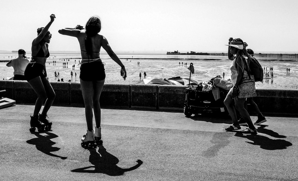 BenJonesPicEd's tweet photo. Roller Skating, Southend seafront.
#fujifilmx100vi  #fujiphotography #fujifilmxseries #fujilove #photography #southendonsea #rollerskating #rollerskates #weather #heatwave #beach #beachlife #blackandwhitephotography  @VisitSouthend https://t.co/ZOm60hqtLl