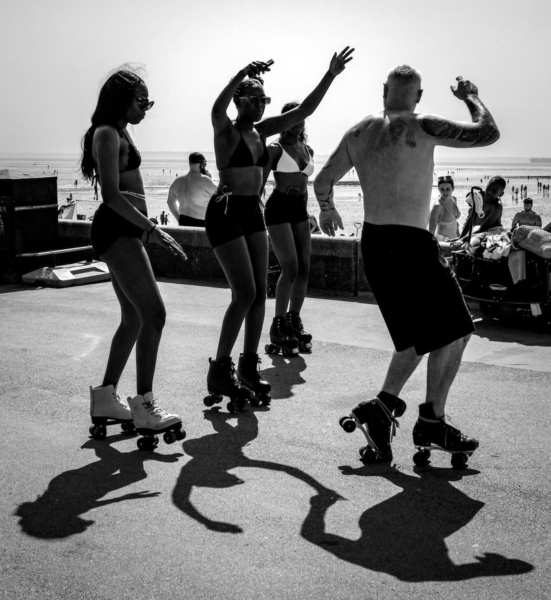 BenJonesPicEd's tweet photo. Roller Skating, Southend seafront.
#fujifilmx100vi  #fujiphotography #fujifilmxseries #fujilove #photography #southendonsea #rollerskating #rollerskates #weather #heatwave #beach #beachlife #blackandwhitephotography  @VisitSouthend https://t.co/ZOm60hqtLl
