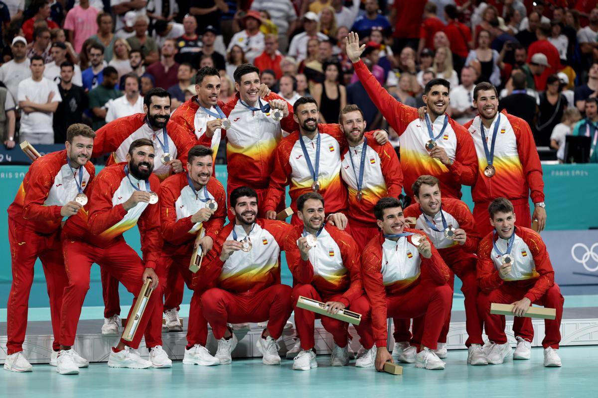 Culmino nuestro álbum de recuerdos de #JJOOParis2024 con las medallas de plata en boxeo de <a href="/ayouby_23/">Ayoub Ghadfa</a> y el bronce de nuestra selección masculina de balonmano. Músculo de deporte que sabe competir y ganar. Orgullo y garra. Enhorabuena a todos!