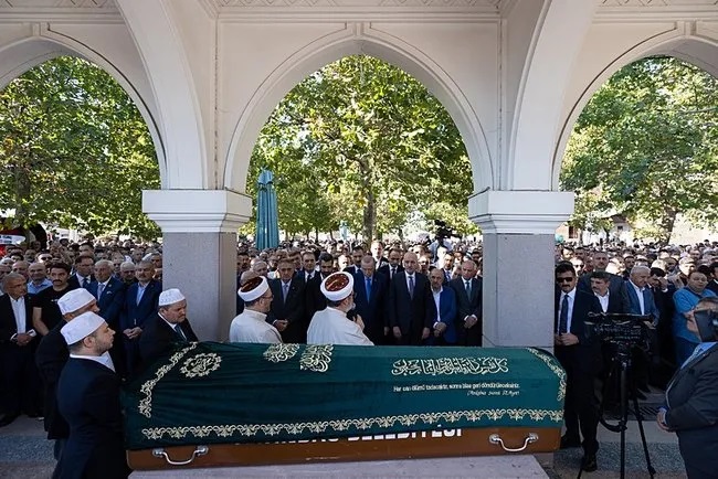 Edebiyat dünyasının acı kaybı! Mehmet Doğan’a veda

Doğan bugün ikindi vakti kılınan cenaze namazı sonrası son yolculuğuna uğurlandı. Başkan Erdoğan, Hacı Bayram-ı Veli Camii’nde TYB Kurucu Başkanı Mehmet Doğan için düzenlenen cenaze töreninde konuştu.

tyb.org.tr/edebiyat-dunya…