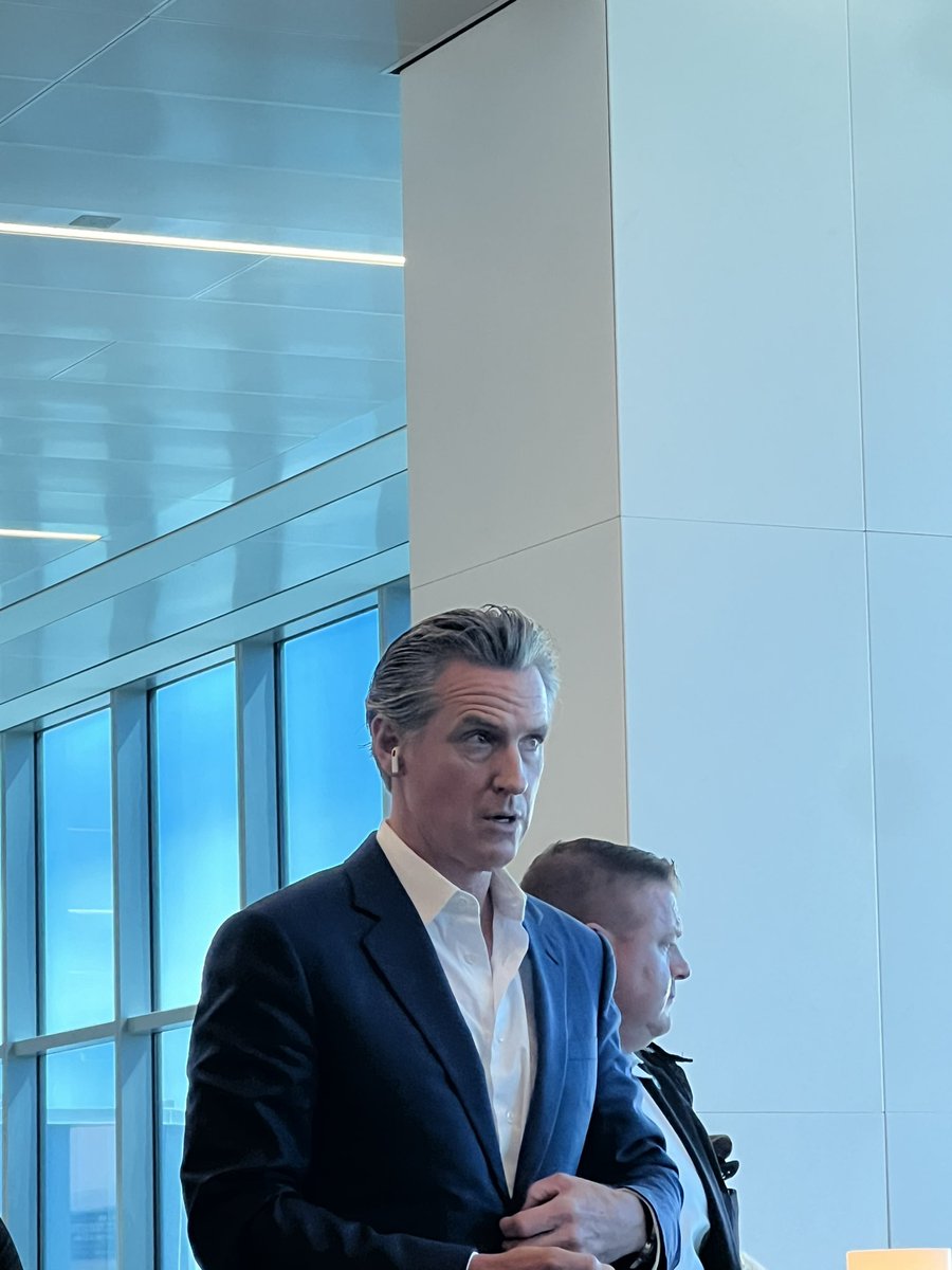 eamondotcom's tweet photo. gavin newsom is on our flight and oomf was like “that guy is kinda finance trade” and I was like baby…. that’s the governor https://t.co/2jjjHD6niy