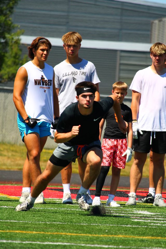 Luke_Baker4's tweet photo. Summer Work ✅
@RCarterTV @flyguyhuey5 @LesSchwabBowl
12 TDs last year coming for more. #clackway 🔴⚫️⚔️
https://t.co/935mK22TaB https://t.co/fqSWyRduyD