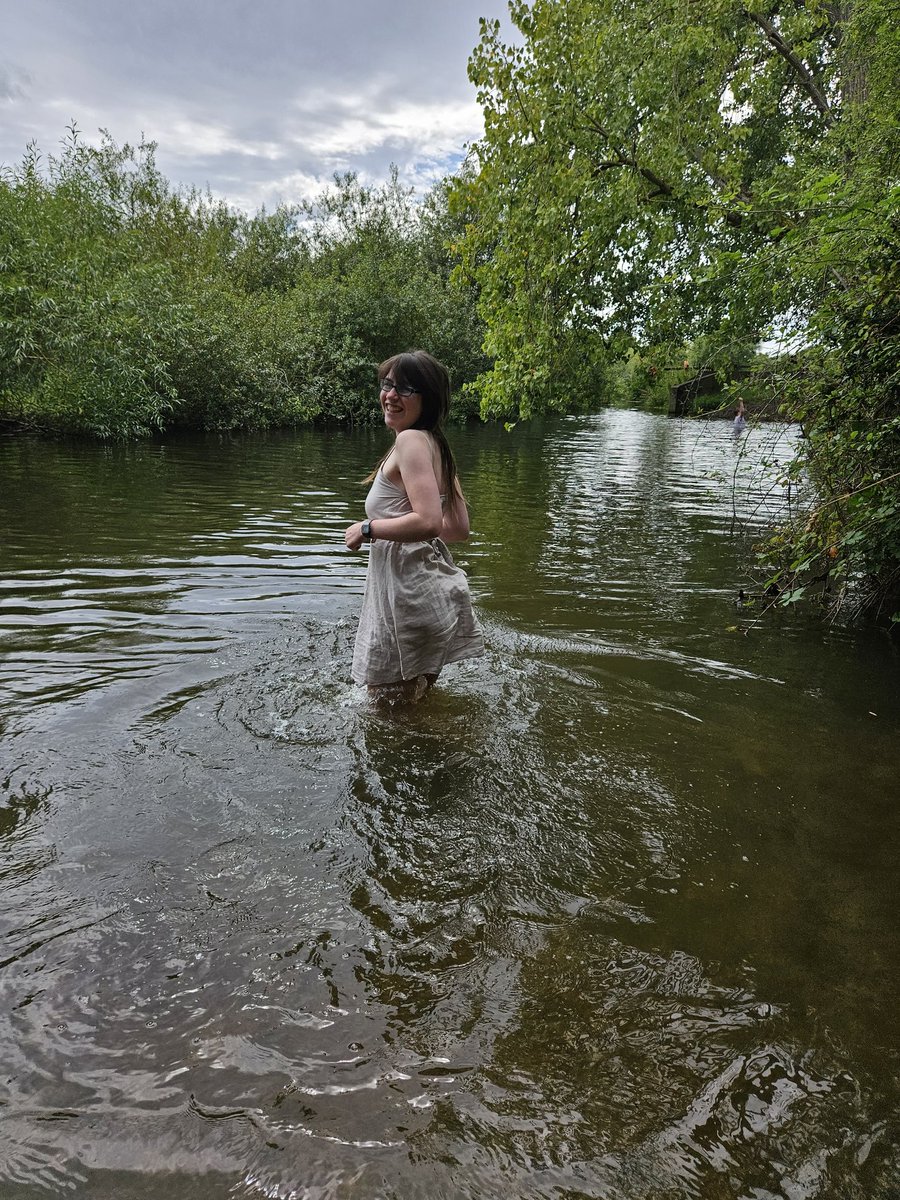 emkb2000's tweet photo. anyone who gets to see me in my sopping dress is lucky https://t.co/vkH1NekreD