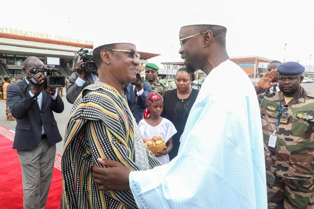 DelphineSankara's tweet photo. 🔴Mali🇲🇱/Le Premier ministre  du Sénégal🇸🇳 @SonkoOfficiel est à #Bamako, accueilli par son homologue le Masculin @ChoguelKMaiga !

La lutte continue... https://t.co/MnYNyqSMvf