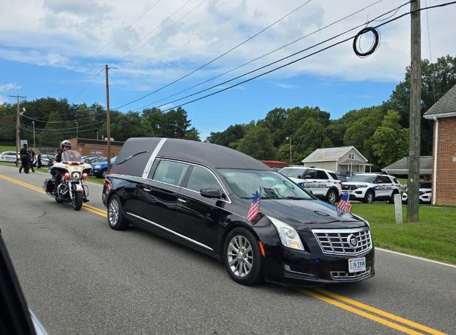 Supertalk929's tweet photo. A convoy of law enforcement officers departed Roanoke with the body of Smyth County Deputy Hunter Reedy just after 2 p.m. EST (Smyth CSO / Official Facebook) https://t.co/yeHsnjSpSC
