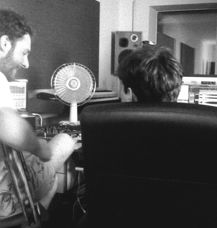 Recuerdos de agosto de 2019 por tierras cordobesas, grabando batería, percusión, bajo, guitarras y sitar de nuestro álbum debut, Abstracción.

Gracias a quienes siguen escuchando nuestra música tantos años despues.

🧡💚👁💚🧡