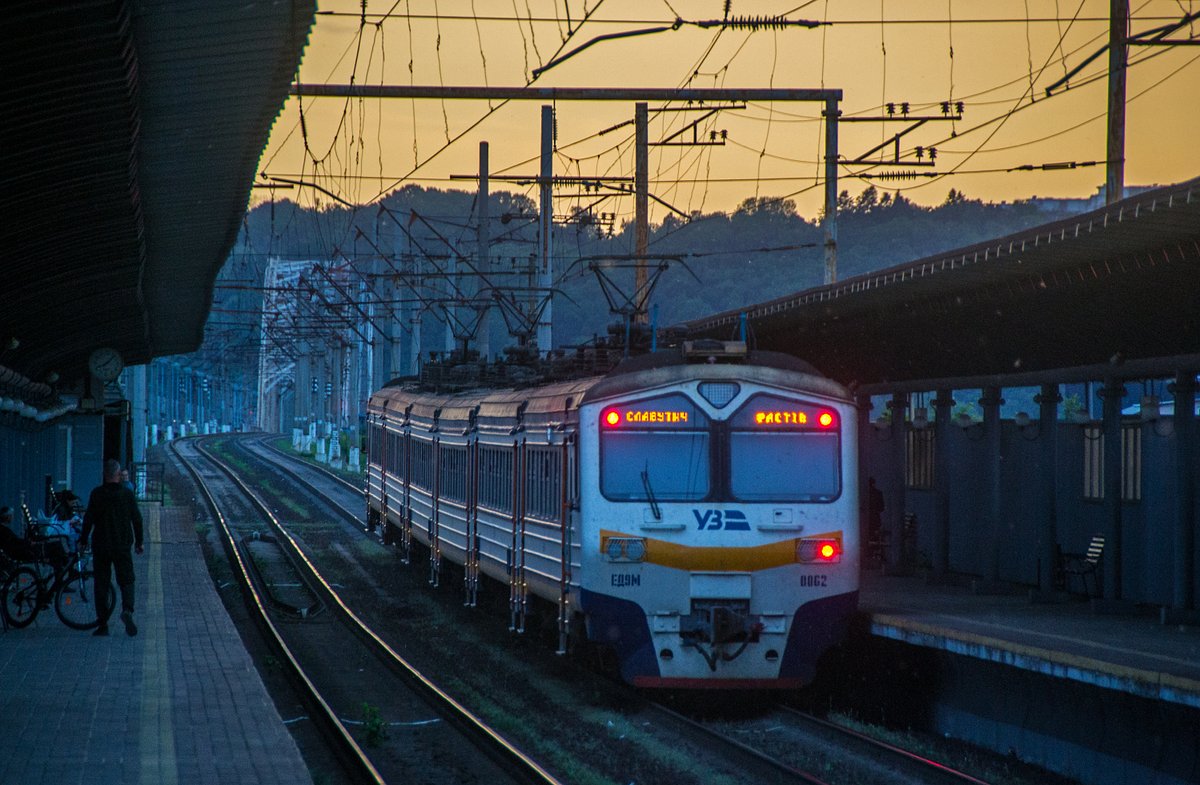 UraSlusar's tweet photo. Електричка #ЕД9М 0062 пряму в бік заходу сонця... / Electric train #ED9M 0062 rides towards the sunset...
#ukrzaliznytsya #ukrainianrailway #electric #electrictrain #EMUset #ElectricMultipleUnit #railfan #railfanning #trainspotting #trainspotter #railwayphotography #eisebahn https://t.co/DvuuwpGfmZ