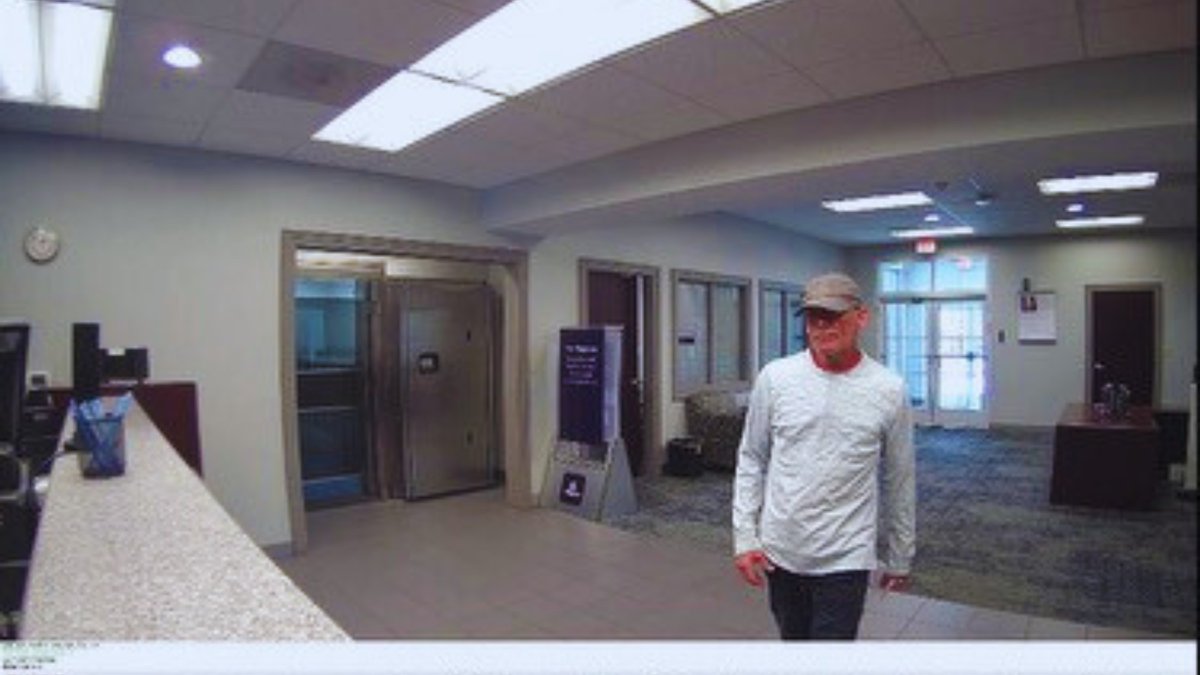 Knoxville_PD's tweet photo. UPDATE: Here are photos of the suspect from this afternoon's bank robbery. The suspect left the scene on foot. If you see him, call 9-1-1. Anybody with information concerning his identity or whereabouts is urged to contact @tn_crime at 865-215-7165. Tipsters can remain anonymous. https://t.co/yinfv3g2pU