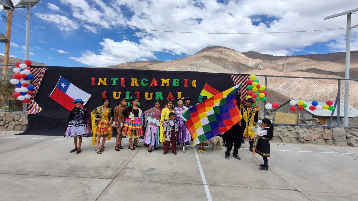 IM_HUARA's tweet photo. Con motivo del Día de #Bolivia, la escuela de #Sibaya celebró el "Día del Intercambio Cultural de dos países: #Chile 🇨🇱 - #Bolivia 🇧🇴".
El 80% de su matrícula corresponde a estudiantes bolivianos, que llegaron con sus familias en busca de una mejor calidad.
#Iquique https://t.co/Bt9x2cN2I8