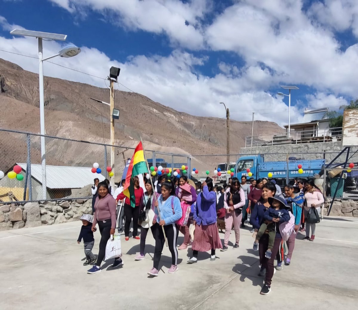 IM_HUARA's tweet photo. Con motivo del Día de #Bolivia, la escuela de #Sibaya celebró el "Día del Intercambio Cultural de dos países: #Chile 🇨🇱 - #Bolivia 🇧🇴".
El 80% de su matrícula corresponde a estudiantes bolivianos, que llegaron con sus familias en busca de una mejor calidad.
#Iquique https://t.co/Bt9x2cN2I8