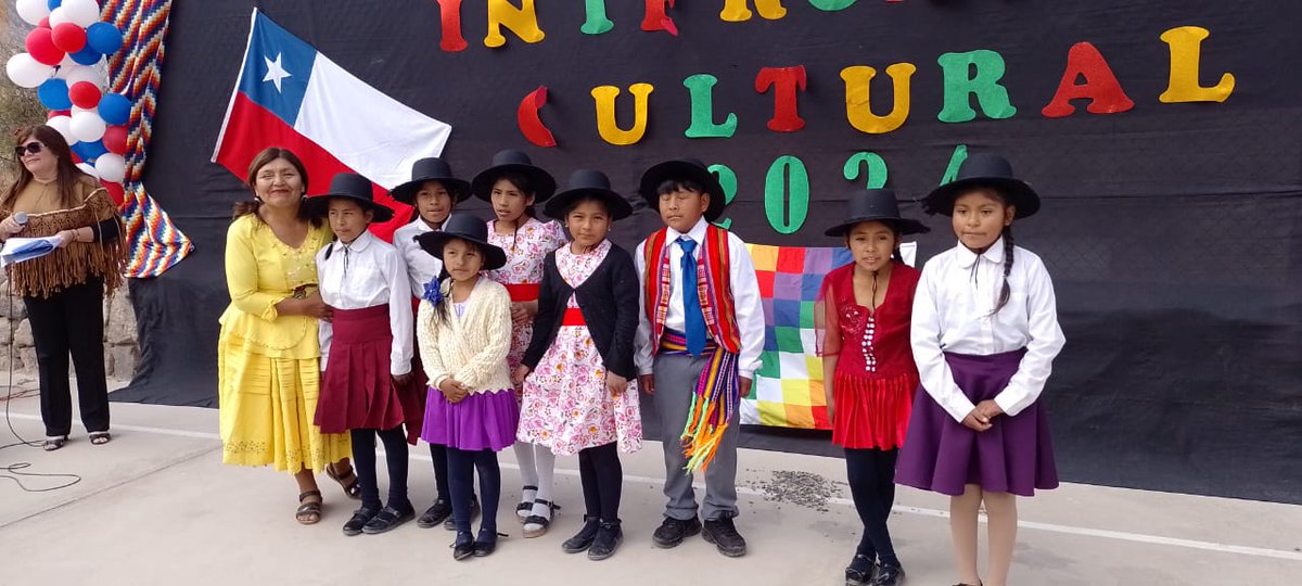 IM_HUARA's tweet photo. Con motivo del Día de #Bolivia, la escuela de #Sibaya celebró el "Día del Intercambio Cultural de dos países: #Chile 🇨🇱 - #Bolivia 🇧🇴".
El 80% de su matrícula corresponde a estudiantes bolivianos, que llegaron con sus familias en busca de una mejor calidad.
#Iquique https://t.co/Bt9x2cN2I8