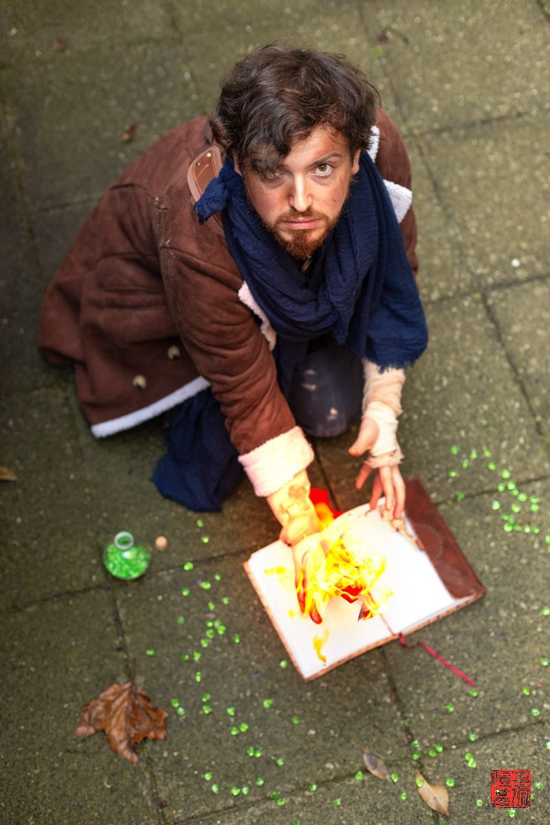 FoodAndCosplay's tweet photo. "Leave me alone, I'm reading." Caleb Widogast / Critical Role 

Cosplay by Synthetic Spider
Photos by @FoodAndCosplay 
Taken at @MCMComicCon London 23 

#criticalrolecosplay #criticalrole #mightynine #CalebWidogast #cosplay #mightyninecosplay #CalebWidogastCosplay https://t.co/Kp0FqrgfBm