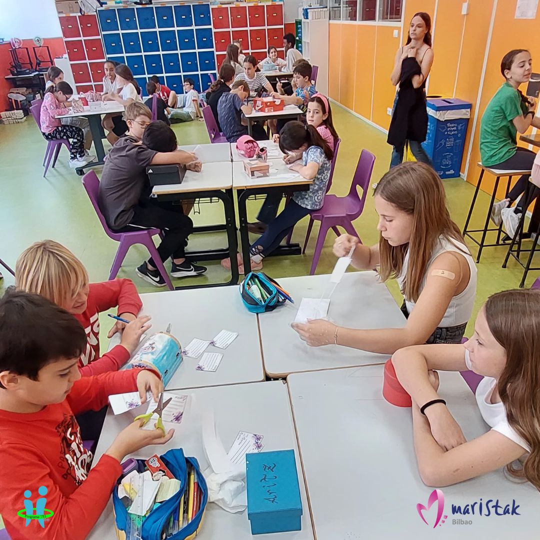 MaristakBilbao's tweet photo. 🤝🩷#BAT programa #eskola-indarkeria eta -jazarpena prebenitzeko #bizikidetza-programa da, eta, bertan, goi mailako ikasleek beste ikasle batzuk gidatzen eta laguntzen dituzte. Esperientzia polita eta #aberasgarria da loturak eta #baloreak indartzeko. Poz-pozik daude! https://t.co/3TUdujMjO9