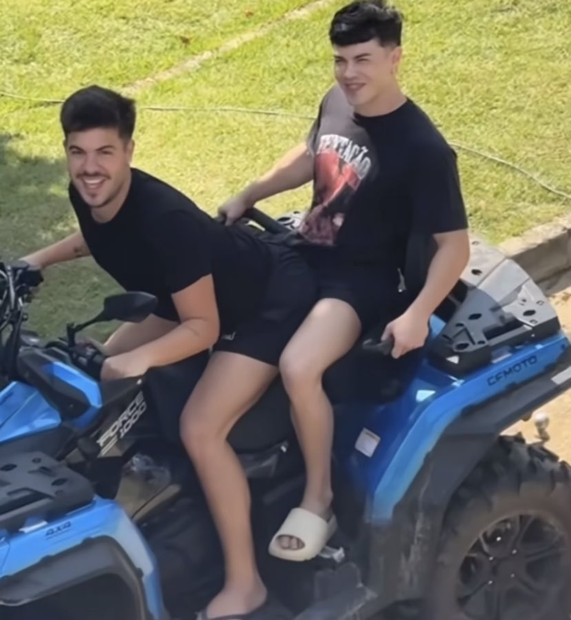 artcobat's tweet photo. Vocês acreditam que duas pessoas passivas podem sim viver um relacionamento? Vocês já conheceram um casal de passivas? 

Eu particularmente acho super possível, ainda mais que o ato de dar/meter é o menos importante no sexo pra mim. Acho isso tudo de uma normatividade tão chata. 

Essa pauta rodou bastante na última semana e eu tenho tantas opiniões sobre isso. A primeira é sobre esse sexo quadrado que as pessoas estão fazendo, onde só existe dar ou meter. Gente, isso só funciona pra sexo casual e olhe lá, quando a gente tá em uma relação as coisas mudam.

Claro que cada um sabe o que gosta e também o que procura e isso é o mais importante: estar bem, fazendo e recebendo o que te agrada. 

O @gusrochaa falou que tá com dificuldade de ter ereção por problemas psicológicos e por incrível que pareça isso é mais normal do que parece hoje em dia com pessoas jovens. Eu já tive isso inclusive e não era nem por questão de ereção, mas uma completa falta de vontade, mesmo gostando muito da outra pessoa. E, nesses casos, as vezes um carinho que a gente recebe chega a ser até mais importante do que o sexo. 

Eu já fui perdidamente apaixonado por uma pessoa e a gente transou só uma vez. Claro, eu sentia atração por ele, mas o que realmente me fez se apaixonar foram outras qualidades. Mesmo gostando da pessoa, eu tava em uma fase que a companhia dela fazia eu me apaixonar muito mais do que qualquer sexo. Mesmo eu não tendo dúvidas que o dia que a gente transasse novamente, seria absurdamente bom. Mas não era o momento.

No final das contas, o que realmente importa é cada um saber se vale ou não a pena estar em determinadas situações. Saber o que é ou não uma questão na vida de cada um pra iniciar relações. Quando não é sobre isso, aí sim tá errado, porque ninguém tem o direito de fazer o outro perder tempo com a gente. Tem um mundo gigante cheio de possibilidades e como disse Lana Del Rey “as vezes o amor não é suficiente quando o caminho torna-se difícil”. 

Eu já tive mais tesao com certos beijos do que muito sexo. Se uma pessoa ficar chupando meu mamilo, ela vai me dar mais prazer do que eu meter ou dar, por exemplo. Da mesma forma que se o outro não me instigar muito falando putaria ou planejando demais as coisas, perco total o tesao e prefiro não fazer nada. Assim como já fiquei horas transando sem falar um “A” só na meteção. Mas jamais fazer sexo de um jeito muito planejadinho e nesse “vira, mete, empina, chupa, goza”. Isso é boring!

Aliás, eu nem sei se o Gustavo e o Álvaro são 100% passivos, eu só tô falando o que li por aí, mas zero informações reais sobre isso, bom deixar claro. Foto meramente ilustrativa kkk

Enfim.