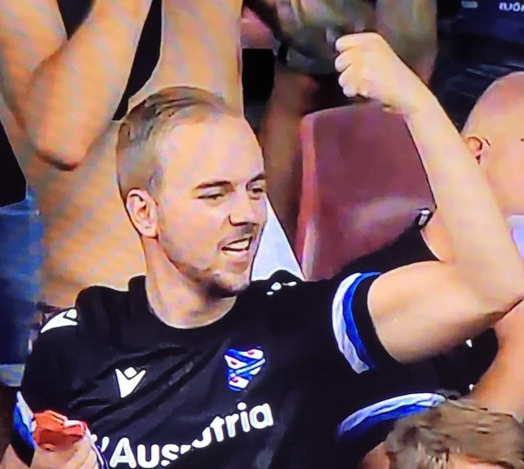 Oproep om komende zaterdag tijdens de wedstrijd tegen Utrecht in de 23e minuut een minuut lang te klappen voor Sjoerd! Op 21 juni kregen wij het intens verdrietige nieuws dat sc Heerenveen supporter Sjoerd Visser uit De Westereen op veel te jonge leeftijd overleden is.

🙏🤍💙🇧🇼