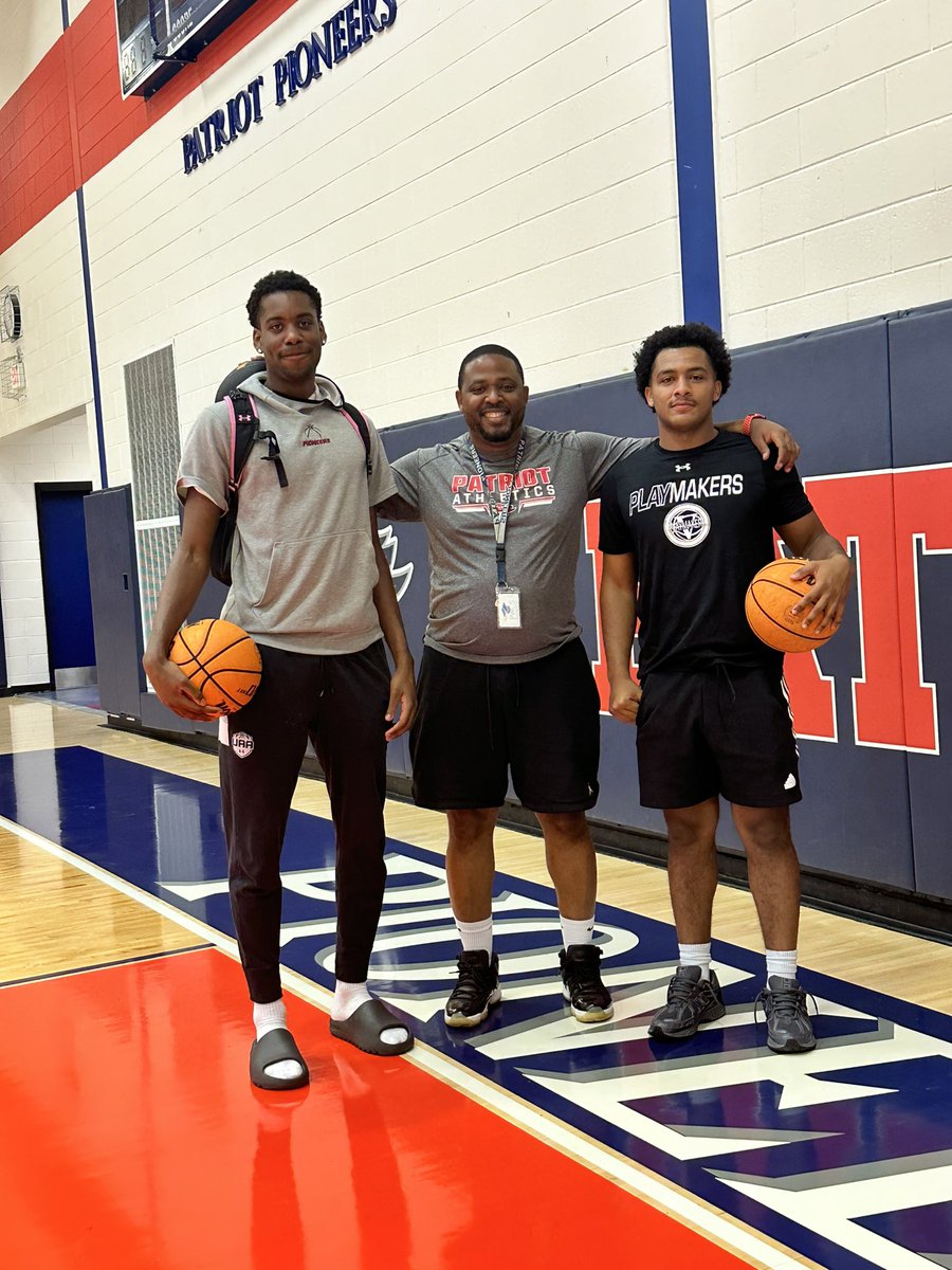 My guys getting some work before they head to school! Lot of buckets and wins in this photo! 🔴⚪️🔵🏀