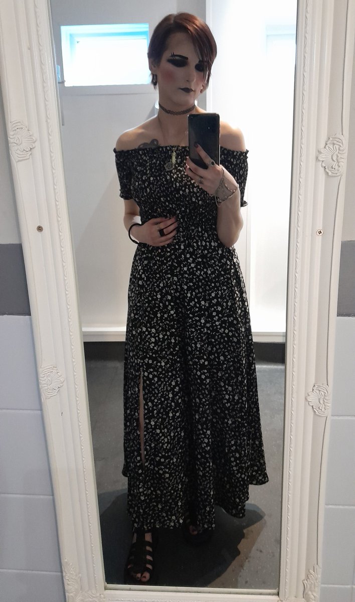 Friendship Group BBQ tonight so I've gone for a summertime goth look
🖤💜🖤💜
#summertimegoth #gothicmakeup #blackmaxidress