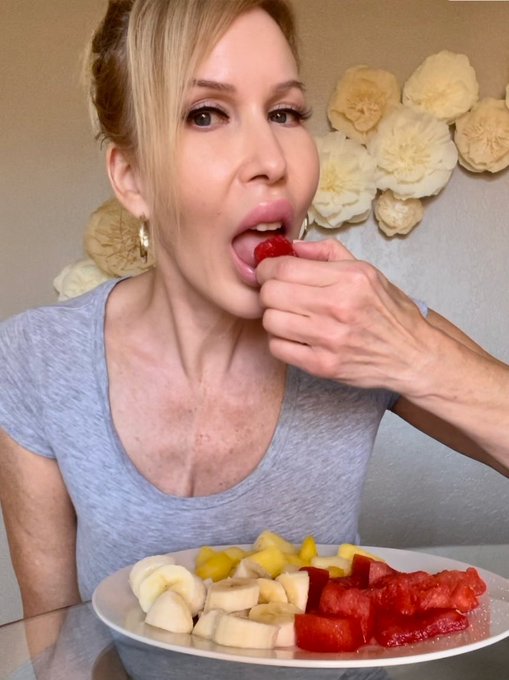 Watch Erica Lauren's leaked NSFW photo on TwXstars