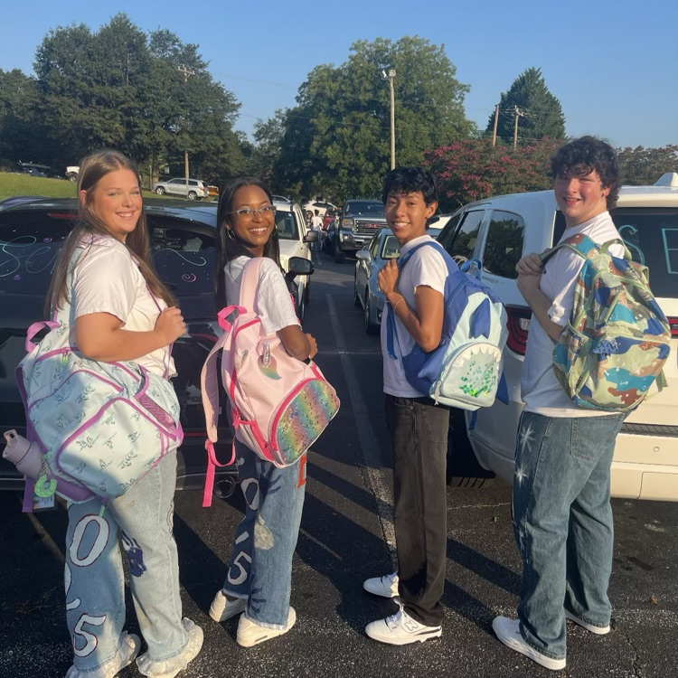 SpartanburgD5's tweet photo. The Senior tradition continues at Byrnes High School with a #throwback to those elementary days ππ#WeAreD5 #FirstDayInD5 #Rebels https://t.co/pOmGUIs2zg